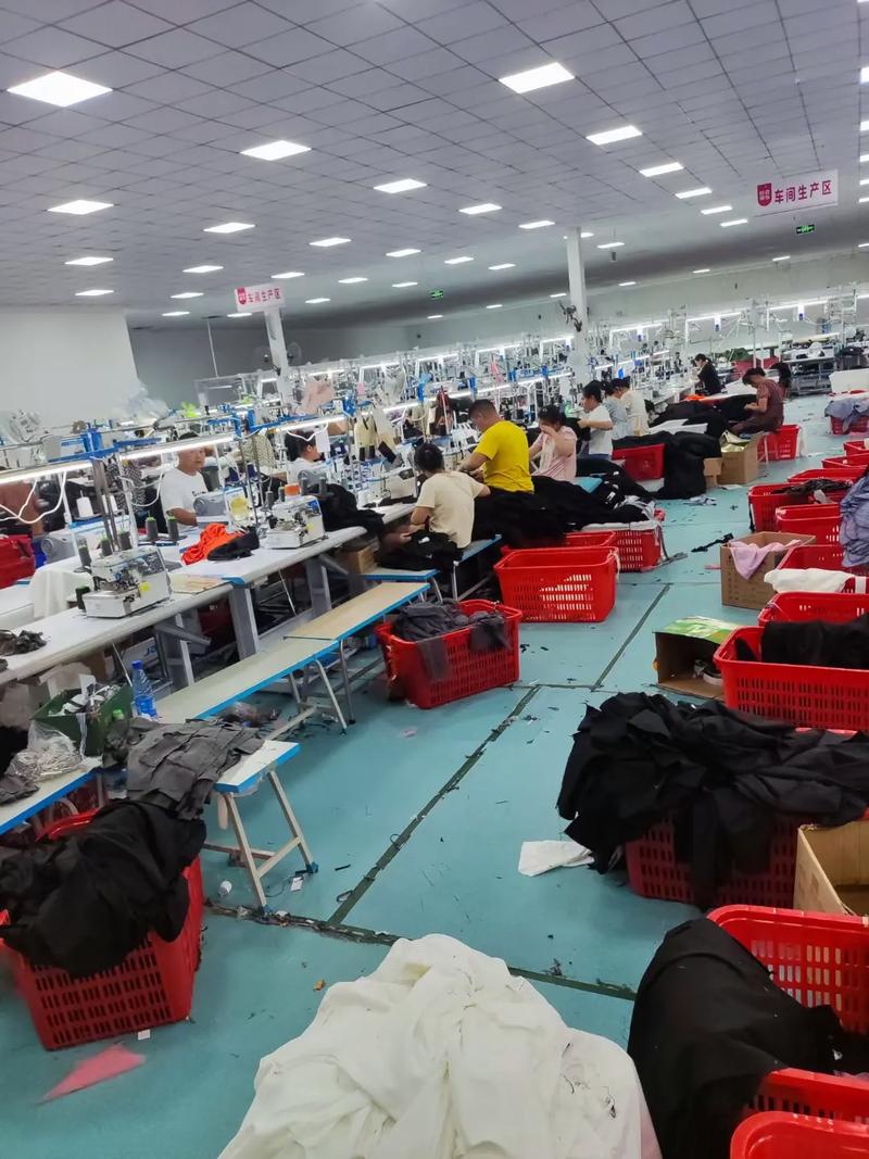 仙桃泓萬服飾 自產自銷工廠優勢，爆款棉衣返單熱銷